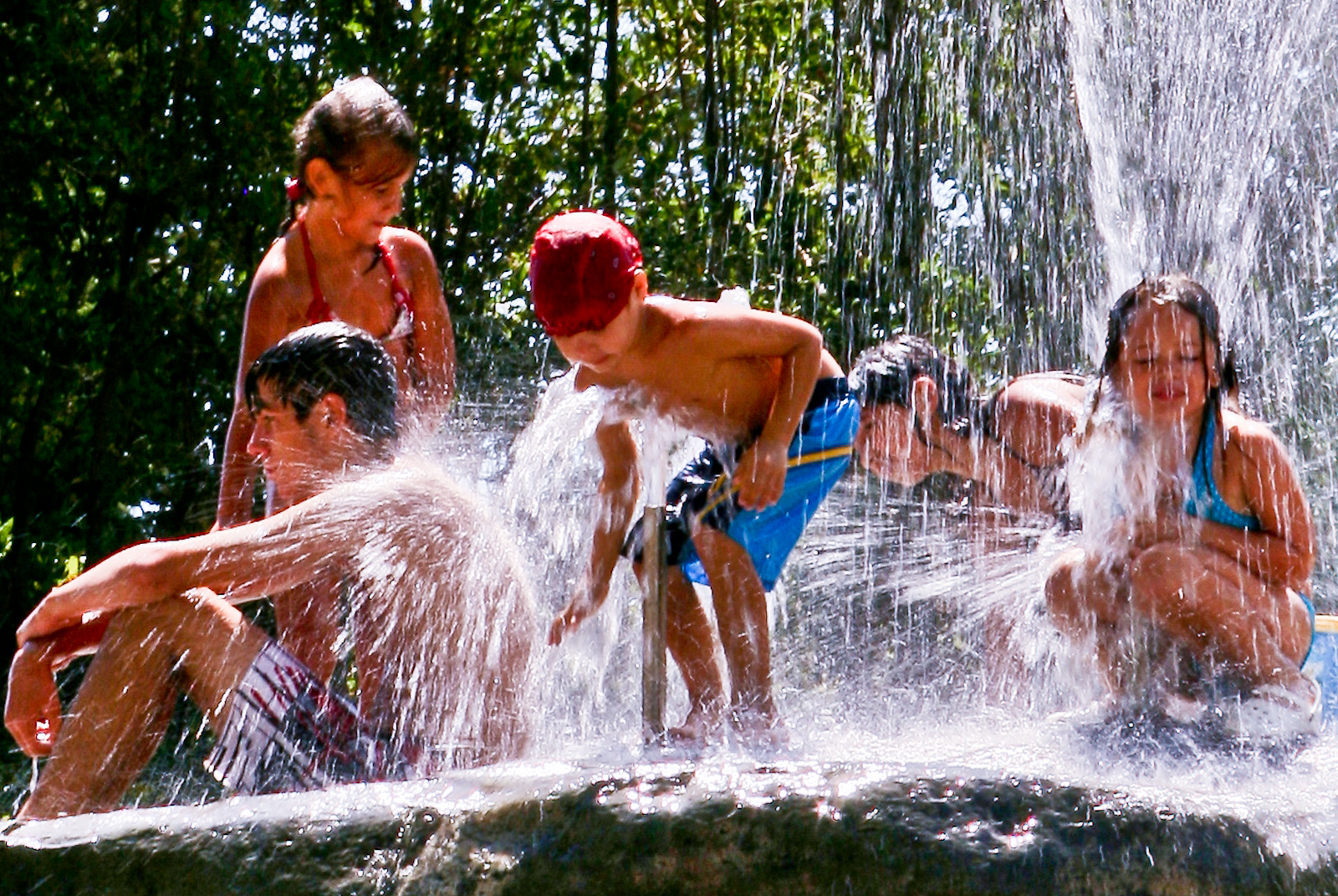 Bambini sulla fontana