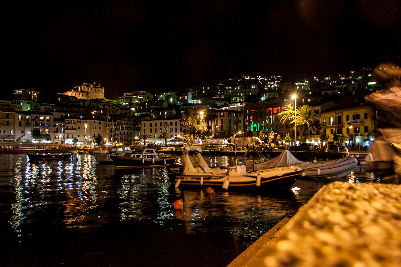 Porto S. Stefano in notturna dalla Pilarella